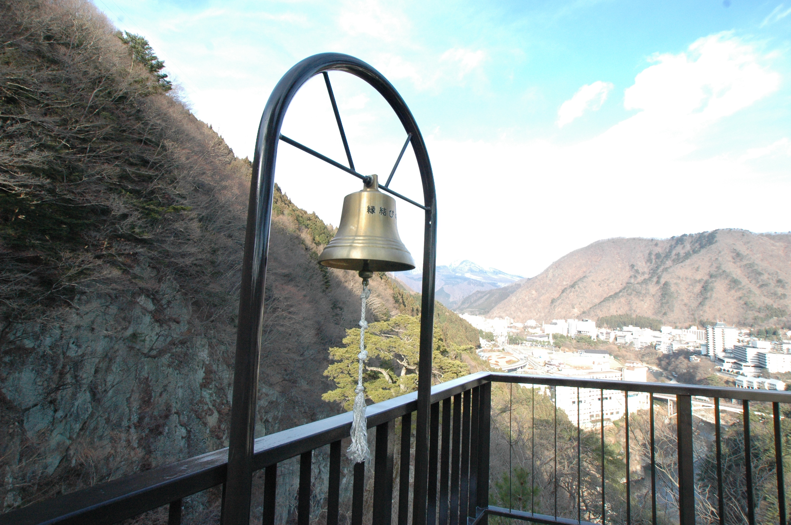 縁結びの鐘