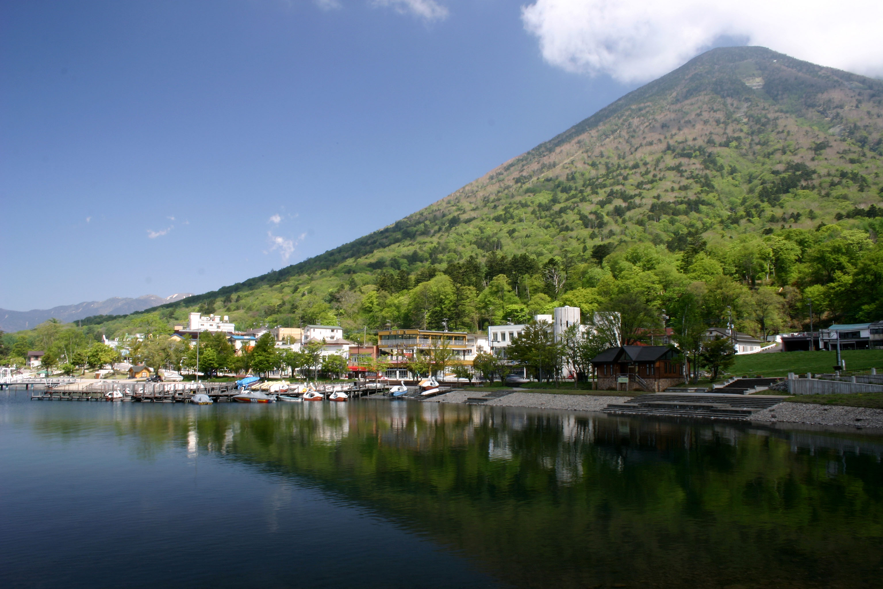 中禅寺湖・男体山（新緑）