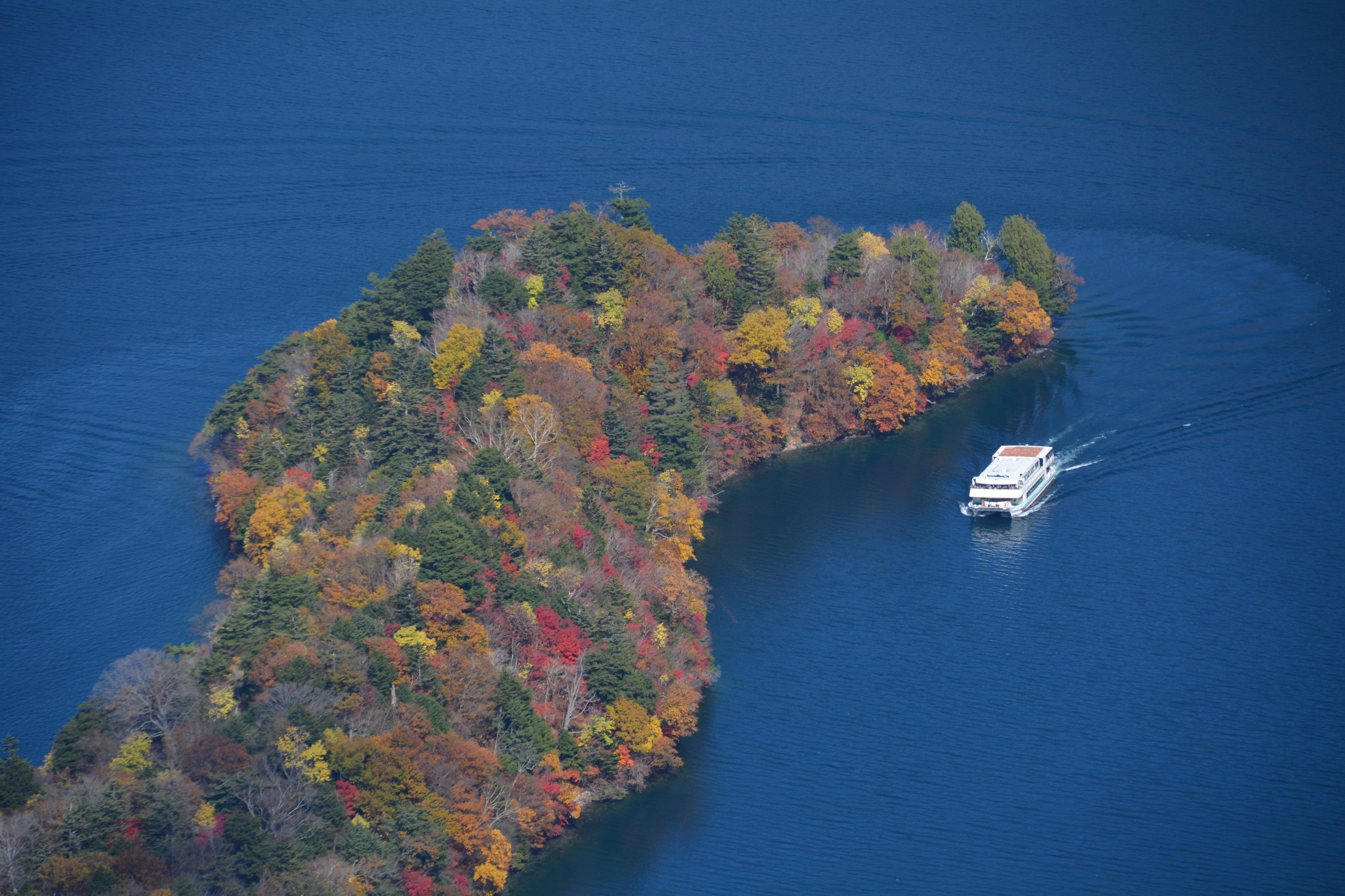 中禅寺湖・八丁出島（紅葉）