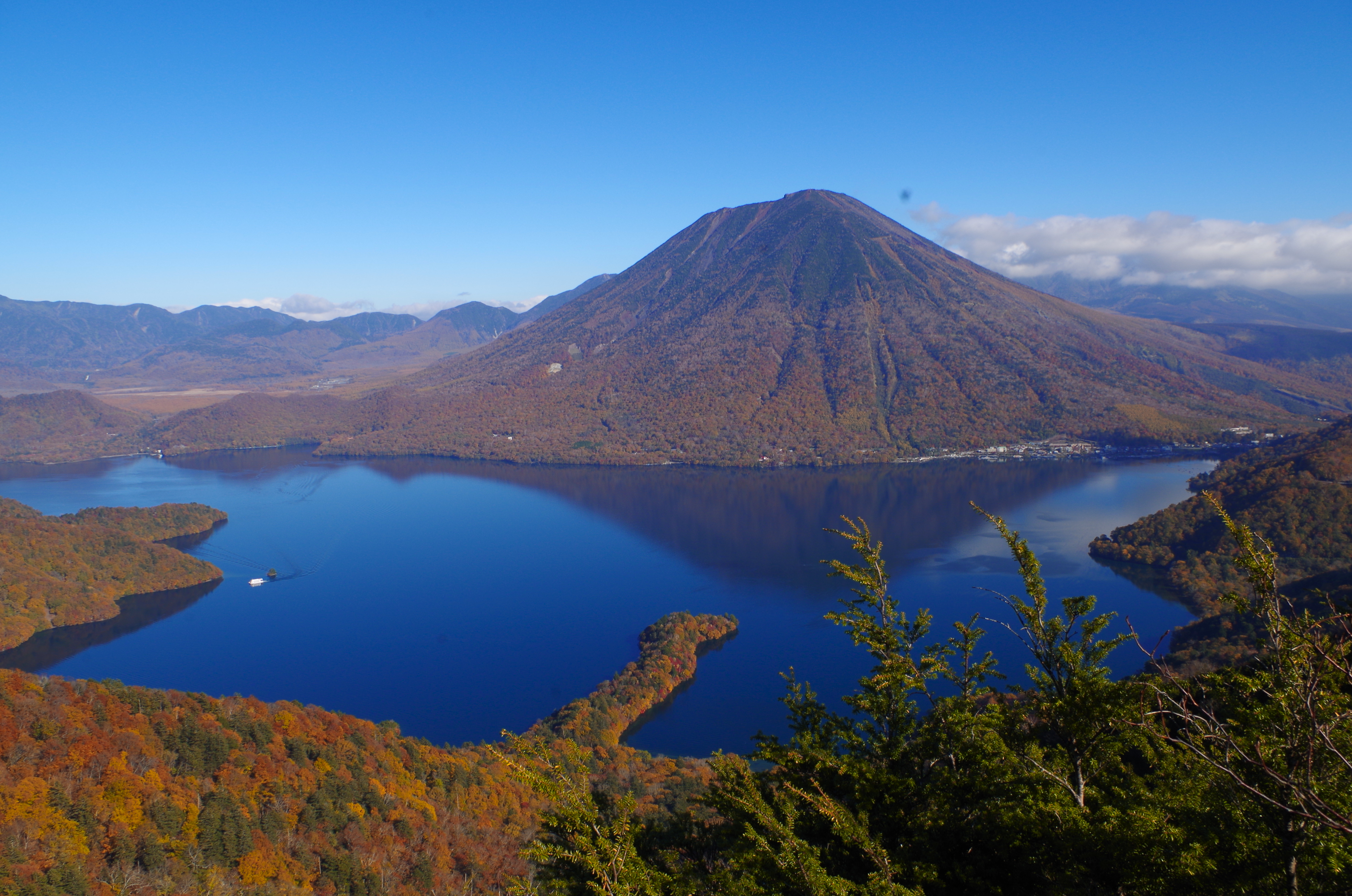 中禅寺湖・男体山（半月山展望台、紅葉）