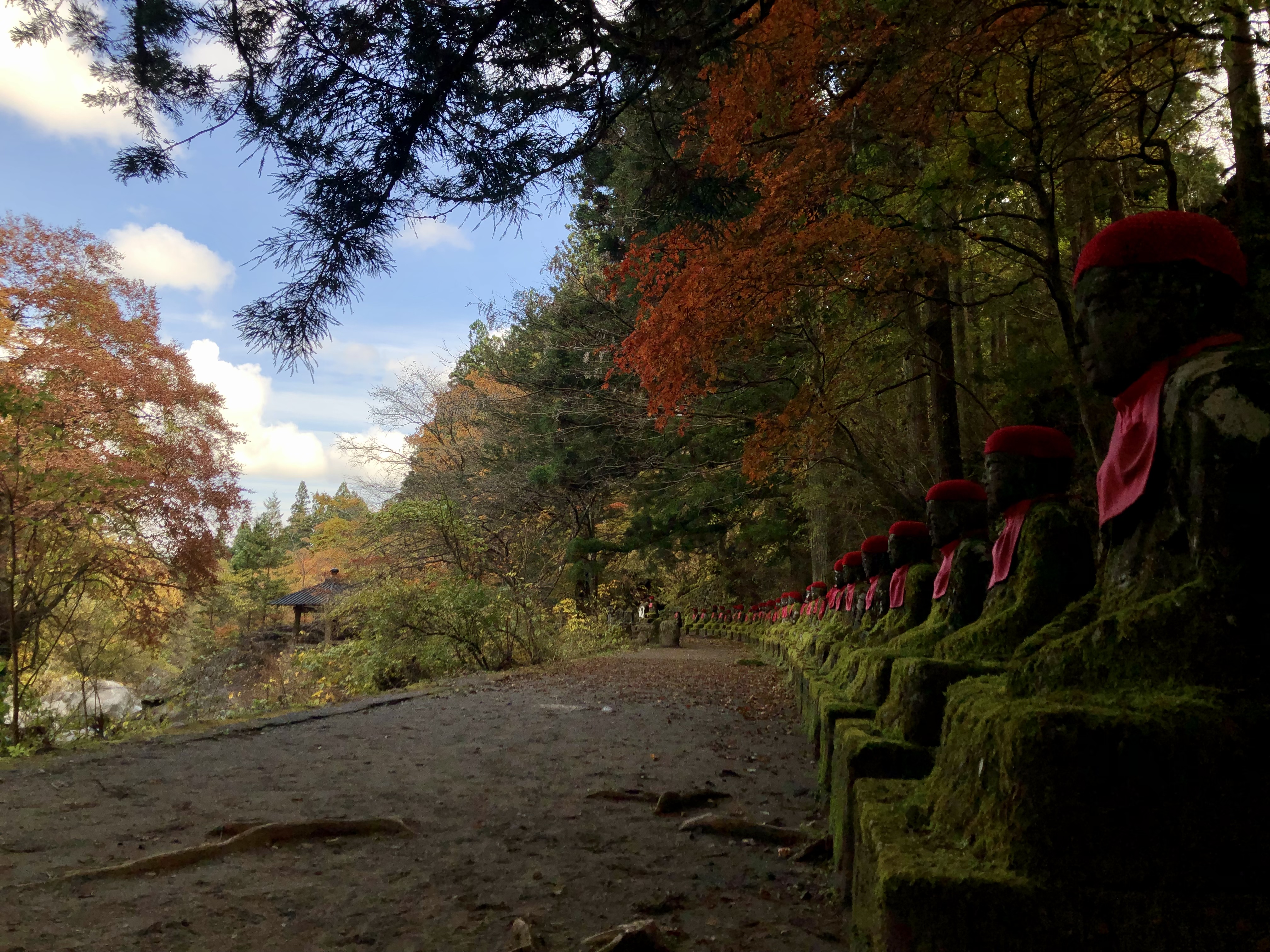 憾満ヶ淵・化け地蔵（紅葉）